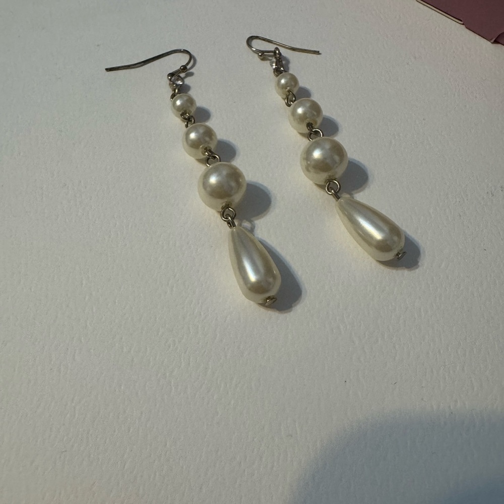 Elegant Pearl Drop Earrings.. New